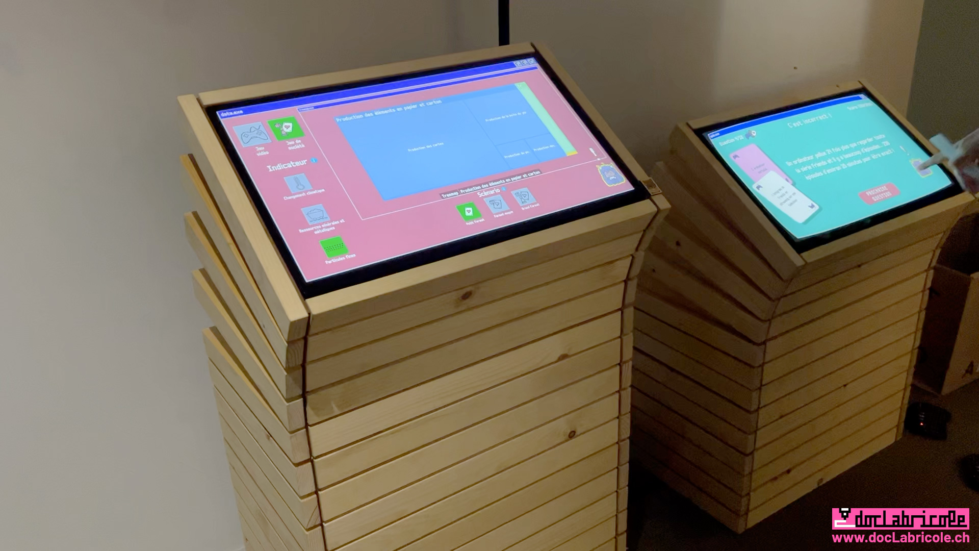bornes interactives tactiles en bois recyclé