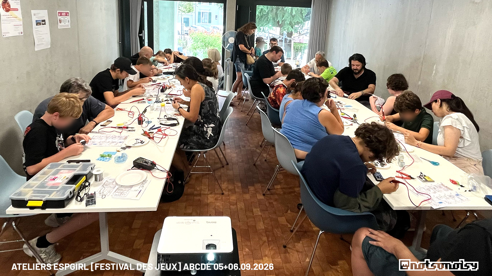 ateliers création de mini consoles de jeu ESPgirl
