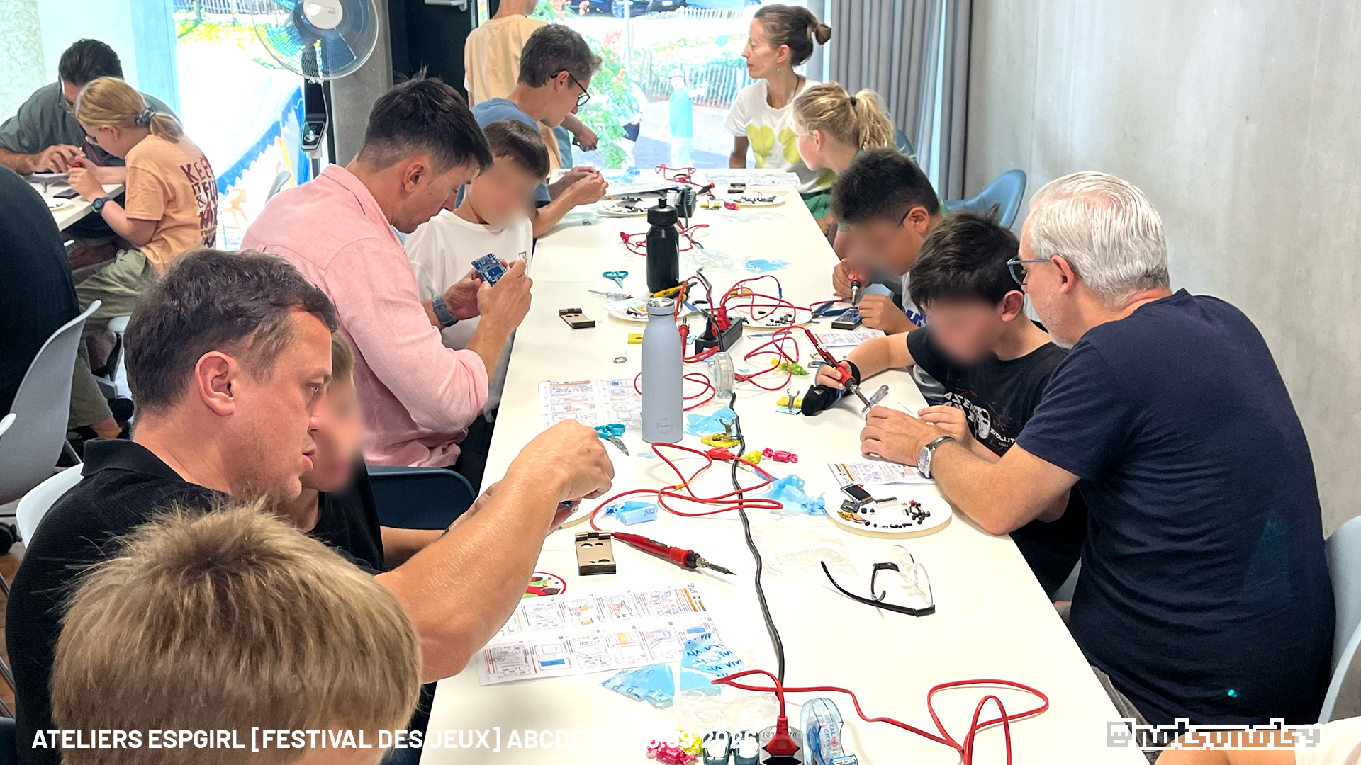 ateliers création de mini consoles de jeu ESPgirl